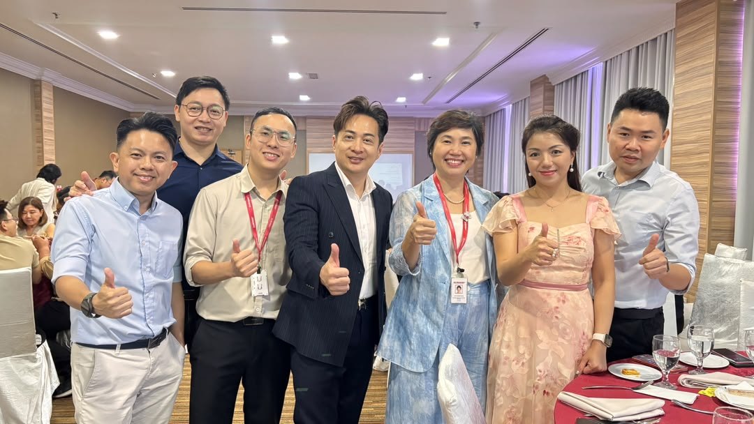 CEO Advisory team with healthcare partners at a networking dinner